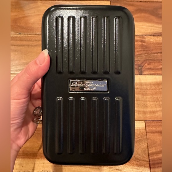 Salvatore Ferragamo Eva Air business class amenities kit (hard case) - Picture 2 of 7